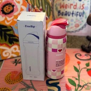 Owala 32oz Freesip in CHECK ME OUT colorway. Urban outfitters limited release.